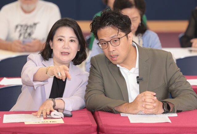 台灣新聞通訊社-她讚「沈伯洋1999」快速移除鐵條 童仲彥4字酸爆：將成後世笑話