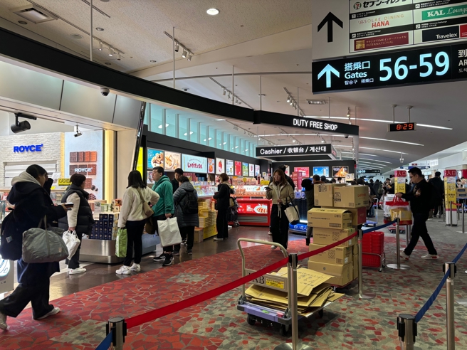 台灣新聞通訊社-日本伴手禮被搶爆 旅客「一箱箱」搬回台灣：後悔買太少
