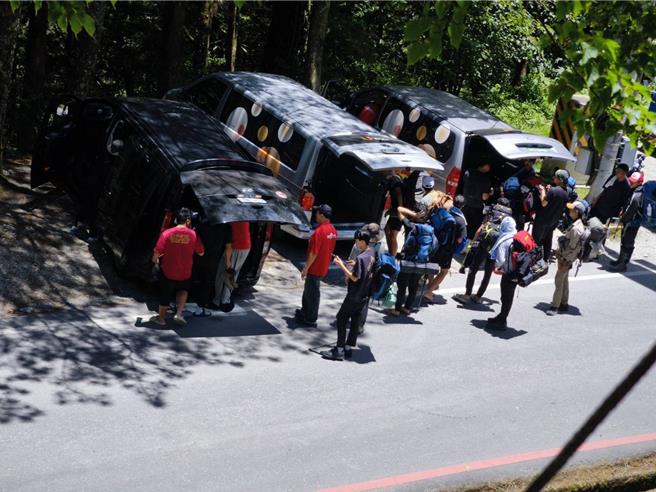 台灣新聞通訊社-登山客搶搭幸福巴士!168人次僅6鄉民 台東海端砍2站點