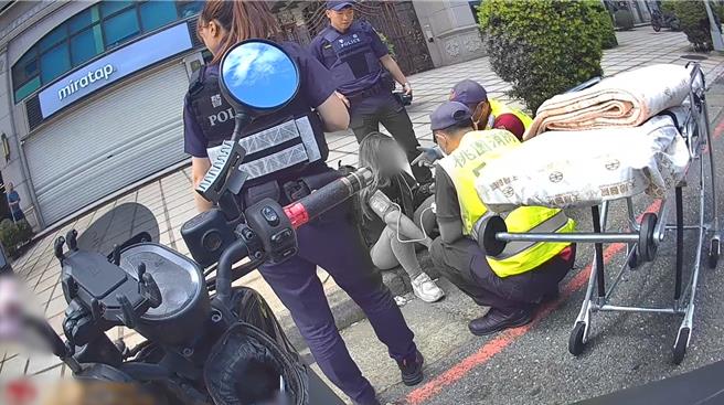 台灣新聞通訊社-女騎士突發氣喘狂指包包求救!中壢警神救援
