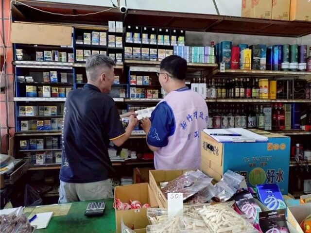 台灣新聞通訊社-白牌菸暗藏雜貨店、檳榔攤 地下工廠拼裝劣質貨遭查緝
