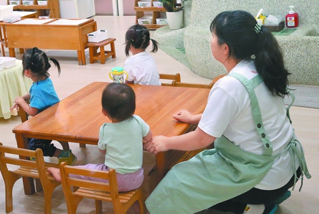 台灣新聞通訊社-少子化大禮包誰買單？藍委要求明訂財源 否則中央全權負擔