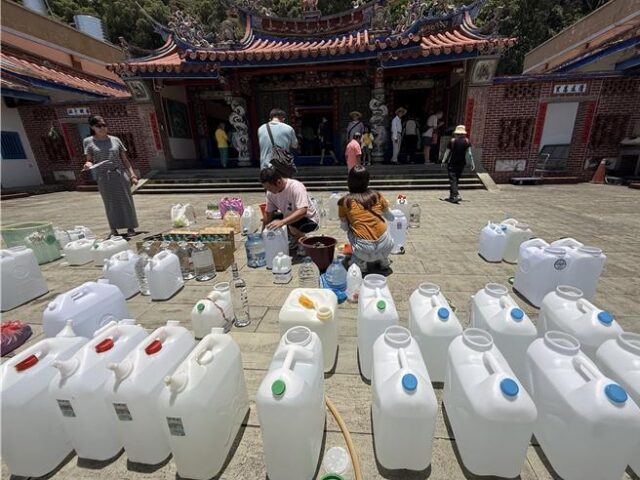 台灣新聞通訊社-端午節搶裝午時水！清水岩寺大排長龍 天公爐發爐引驚呼