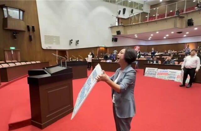 台灣新聞通訊社-何欣純6鞠躬江啟臣喊「不要擋無人機」江辦：莫淪為政治攻防工具