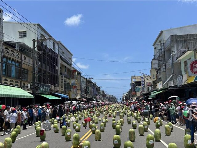 台灣新聞通訊社-上千顆西瓜立大街連綿205公尺 屏東端午封街奇景吸5千人朝聖
