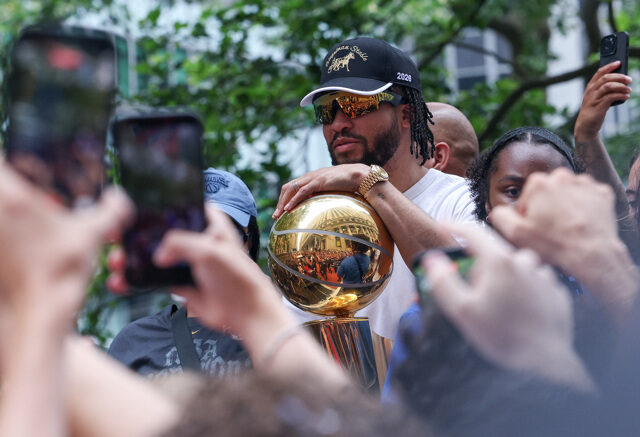 台灣新聞通訊社-NBA》尼克奪冠遊行百萬人狂歡！布朗生打臉質疑：他們不配