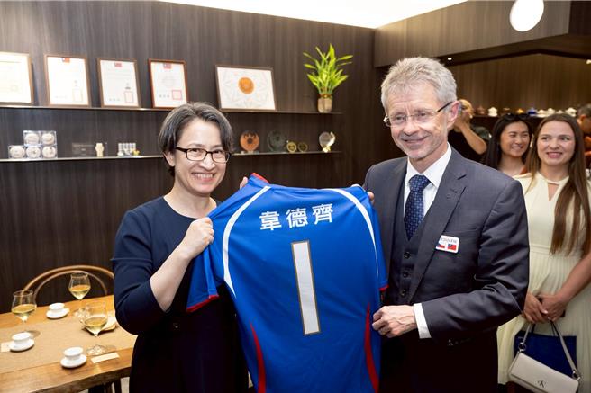 台灣新聞通訊社-台灣機能布料大受歡迎 蕭美琴：世界盃足球賽獲多國球衣採用