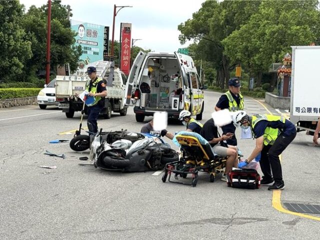 台灣新聞通訊社-金門伯玉路2機車猛撞 零件噴滿地 騎士雙雙掛彩送醫