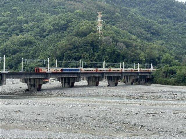 台灣新聞通訊社-花蓮萬里溪堰塞湖6村停班停課 台鐵列車60公里慢行