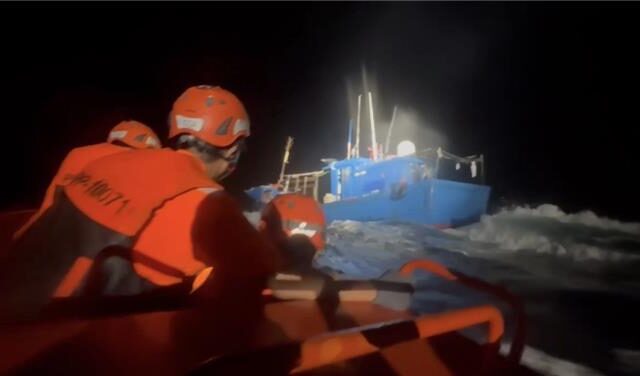 台灣新聞通訊社-海巡查扣越界大陸漁船   海警船隨後現身外海遭全程監控