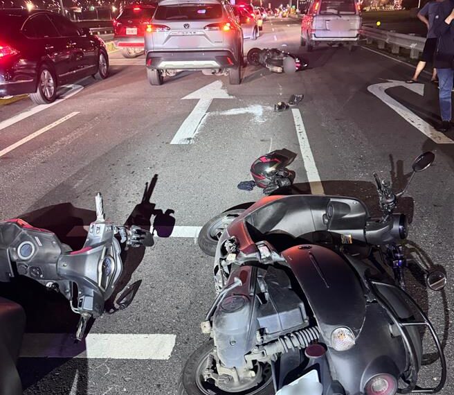 台灣新聞通訊社-驚險瞬間曝！Uber小客車擦撞機車釀連環撞　騎士捲車底命危送醫