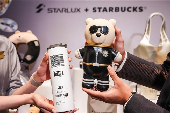 台灣新聞通訊社-超人氣機師熊送上高空 星宇聯手星巴克萌翻了
