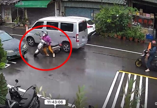 台灣新聞通訊社-並排停車引車禍！阿姨慘成「戰鬥陀螺」畫面瘋傳