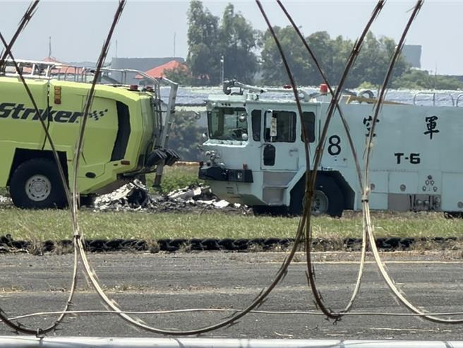 台灣新聞通訊社-T-34教練機2殉職飛官1人仍受困後座 遺體將移往殯儀館相驗