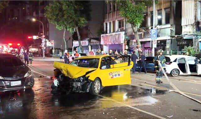 台灣新聞通訊社-南機場夜市旁車禍9人受傷  計程車暴衝撞5車殘骸滿地