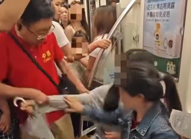 台灣新聞通訊社-博愛座惹議  成都地鐵老翁強拉女童讓位  老媽出手還擊