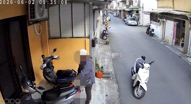台灣新聞通訊社-騎樓連環割座墊怪客！才被法辦又狂割3機車 車主崩潰：到底結什麼仇？