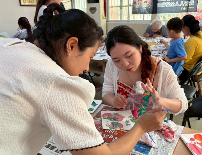 台灣新聞通訊社-跨文化墨水融合 移民署邀新住民體驗國畫創作釋放壓力