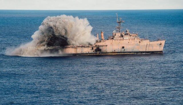 台灣新聞通訊社-【勇敢之盾聯演】美F-35C、日潛艦   飛彈、魚雷轟沉近2萬噸兩棲攻擊艦