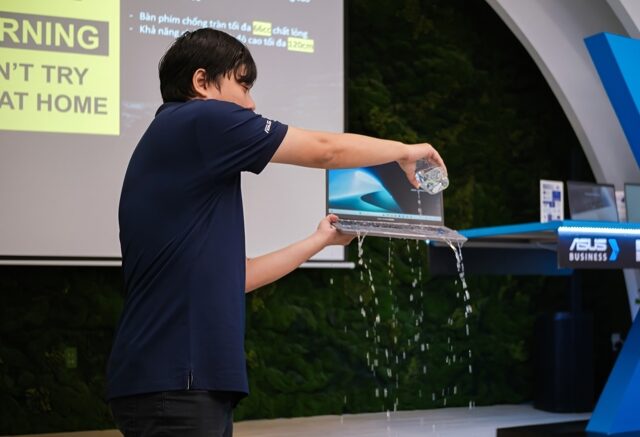 台灣新聞通訊社-華碩日本員工「霸凌筆電」爆紅！現場猛砸、潑水、踩螢幕