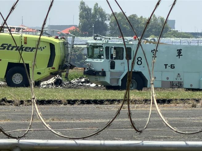 台灣新聞通訊社-疑為閃避工廠、民宅！T-34教練機急轉墜毀跑道北側釀2飛官殉職