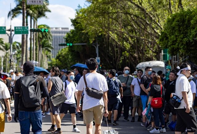 台灣新聞通訊社-新冠海嘯退潮後「很多地方留下痕跡」 大票人爆共鳴：2習慣改不掉