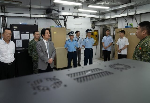 台灣新聞通訊社-賴清德視導海軍嵩山雷達站   科技守護神「乖乖」鎮守機密監偵設備