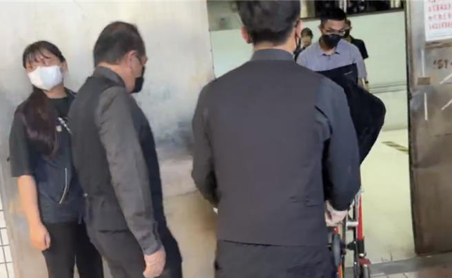 台灣新聞通訊社-T-34教練機失事 2殉職飛官遺體送抵殯儀館相驗