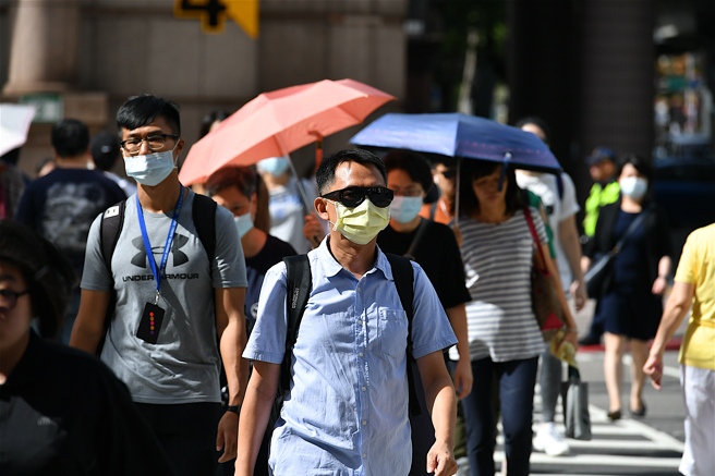 台灣新聞通訊社-夏天防曬外套買哪件？網全推「便宜品牌」：透氣又輕薄