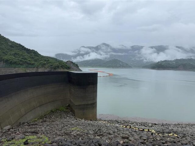 台灣新聞通訊社-從缺水到滿水！雷雨狂灌牡丹水庫急洩洪壯觀畫面曝 曾文水庫也大復活