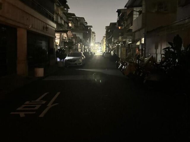 台灣新聞通訊社-高雄路燈壞20天沒人修！民眾狂打1999也沒用 市府挨批失靈