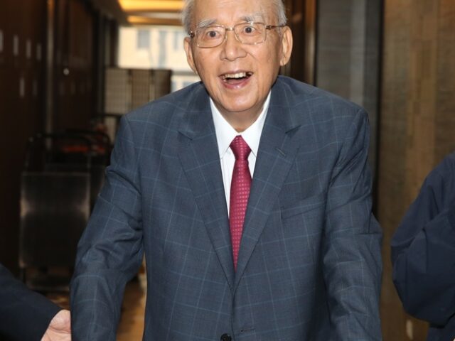 台灣新聞通訊社-挺過3次病危！吳伯雄過88歲生日 戴「2026」俏皮髮箍近況曝光