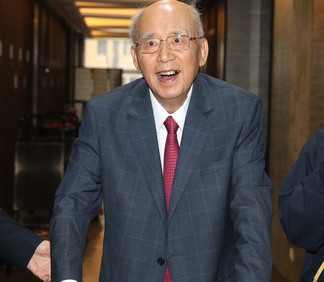 台灣新聞通訊社-挺過3次病危!吳伯雄過88歲生日 戴「2026」俏皮髮箍近況曝光