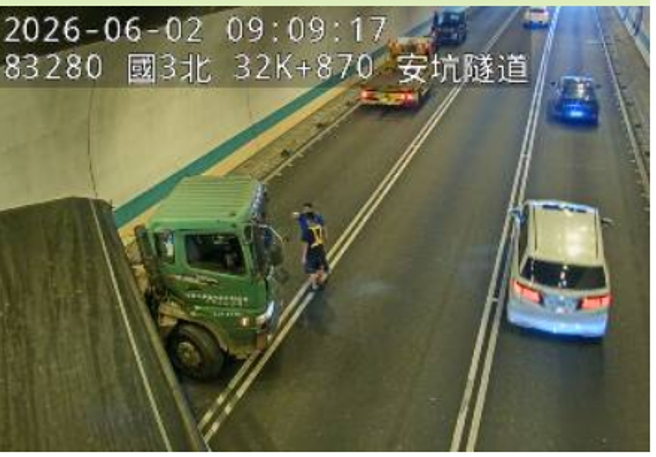 台灣新聞通訊社-國3安坑隧道小貨車亂切線 聯結車閃避猛撞牆壁