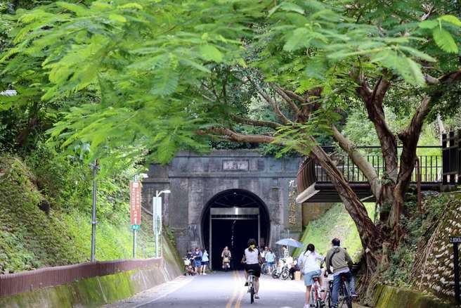 台灣新聞通訊社-悠閒景點退燒「人潮減大半」 假日停車場空!網點3主因