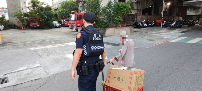 台灣新聞通訊社-97歲嬤迷途街頭急哭! 基隆警地毯式訪查助團圓