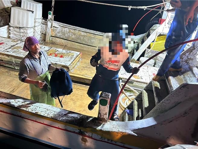 台灣新聞通訊社-外籍漁工海上作業手指受傷　海巡暗夜緊急後送就醫