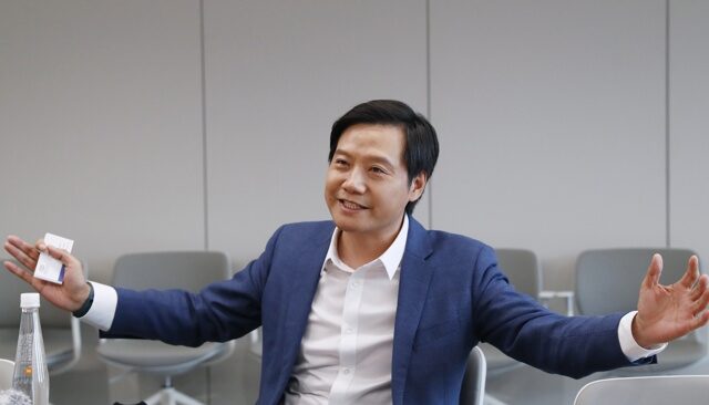 台灣新聞通訊社-模仿黃仁勳？雷軍「蹲路邊吃麵」 小學生驚吐2字…現場空氣秒凍結