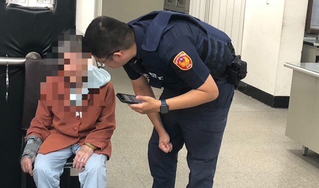 台灣新聞通訊社-街頭揪心一幕！失智婦癱坐路邊 暖警化身「孫子」餵麵救援