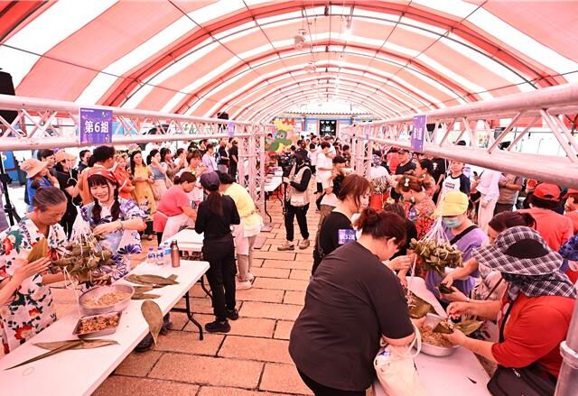 台灣新聞通訊社-鹿港首屆包粽賽15分鐘拚30顆 王惠美下場粽葉破掉笑翻