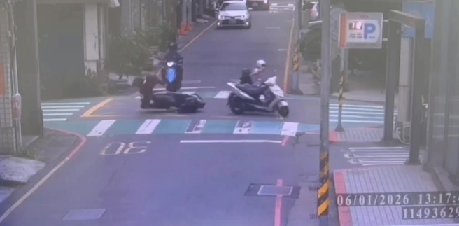 台灣新聞通訊社-桃園路口兩機車相撞3人倒地 騎士乘客全掛彩…驚悚畫面曝