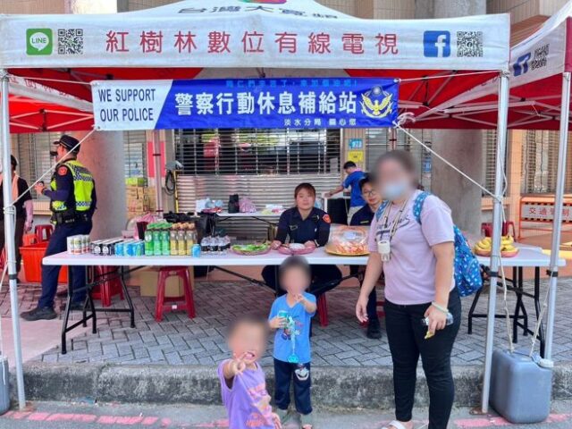 台灣新聞通訊社-淡水遶境驚魂！警補給站變「暖心休憩點」 助走失女童補充體力
