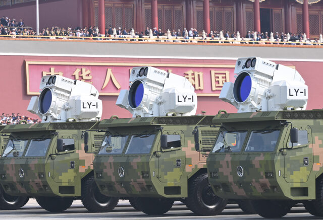 台灣新聞通訊社-4秒內燒毀無人機！陸秀「利劍」單兵雷射武器大增部署靈活度
