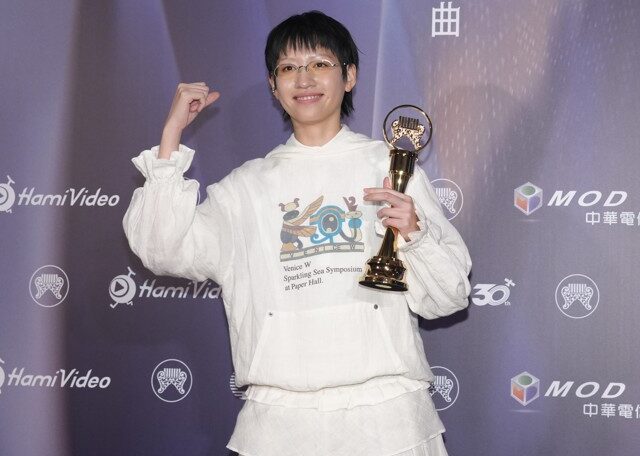 台灣新聞通訊社-金曲新人陳嫺靜是政大高材生！「白帽T領獎、呢喃式說唱」掀熱議