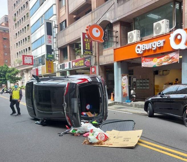 台灣新聞通訊社-休旅車撞賓士翻覆！ 73歲駕駛稱操作不當 老駕問題又浮上檯面