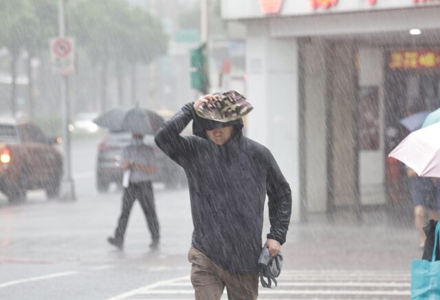 台灣新聞通訊社-快訊》暴雨狂炸 屏東縣1鄉鎮急停班課