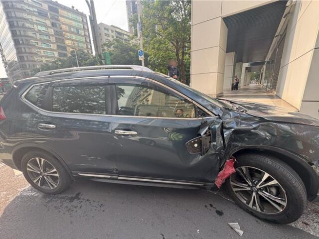 台灣新聞通訊社-北市女駕駛左轉未讓直行車 機車騎士猛撞噴飛重傷