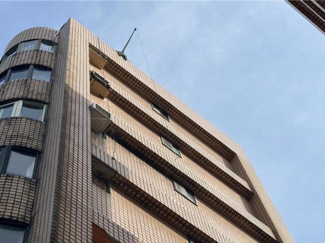 台灣新聞通訊社-三芝工人大樓外牆修補冷氣孔　5樓高不慎墜落送醫傷重不治