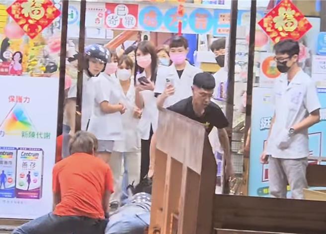 台灣新聞通訊社-打烊前闖銀樓！變裝男行搶反遭民眾合力壓制在地