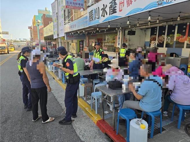 台灣新聞通訊社-觀光旺季別把人行道當店面！ 澎湖警稽查中正路占道亂象